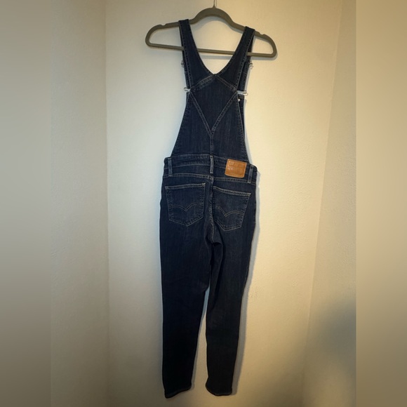 Levi's women's skinny denim overalls in dark denim - Picture 4 of 7